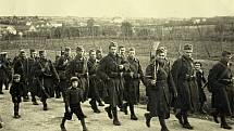 Pochod šanovských záložáků na hranici Sudet v roce 1938.
