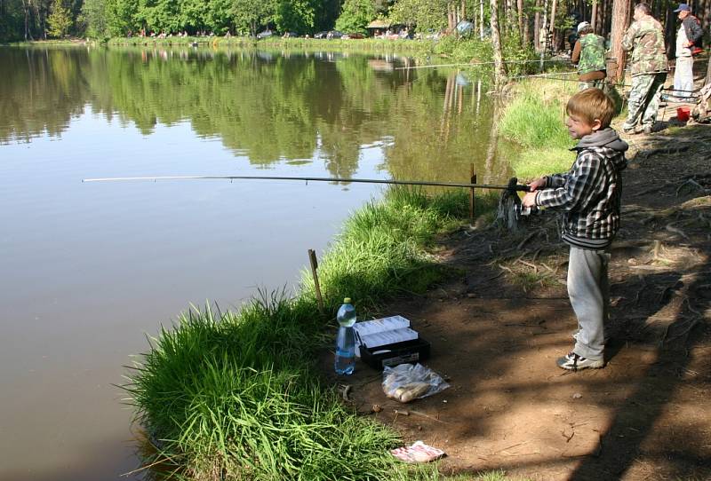 Rybářské závody u rybníka Štikový v Krtech