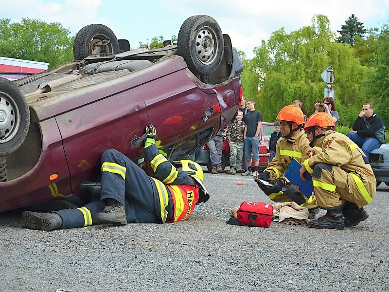 Rožmitálské nádraží zaplnili hasiči, vyprošťovali „zraněné“ z automobilů