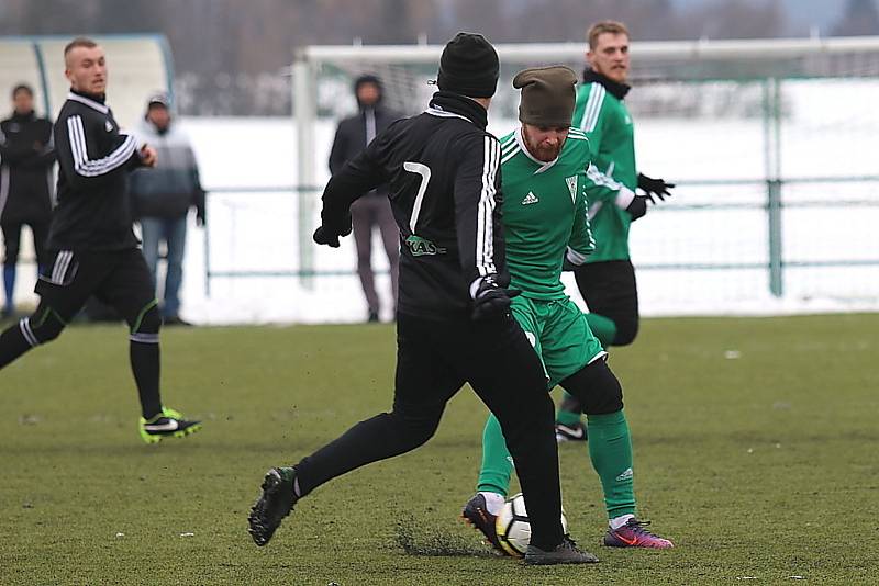 Divizní fotbalisté Tatranu Rakovník (v zeleném) vyhráli v přípravném utkání nad celkem Dobříše jasně 5:2.