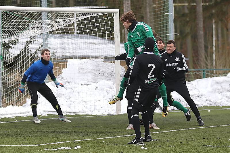 Divizní fotbalisté Tatranu Rakovník (v zeleném) vyhráli v přípravném utkání nad celkem Dobříše jasně 5:2.