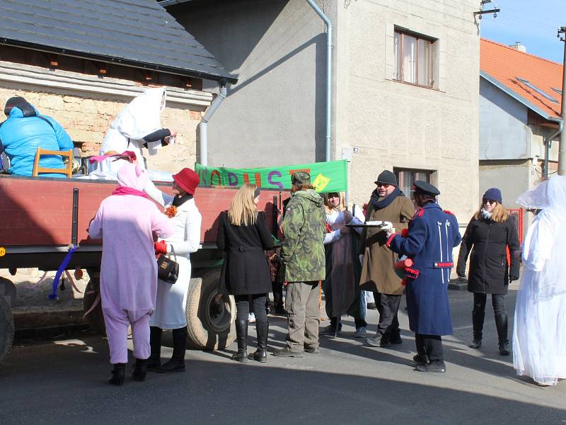 V sobotu odpoledne prošel Kolešovicemi masopustní průvod. Doprovázela ho kapela na povoze a místním nechyběla dobrá nálada.