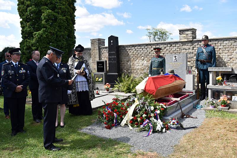Znovuuložení ostatků strážmistra četnictva Františka Ometáka na mutějovickém hřbitově.