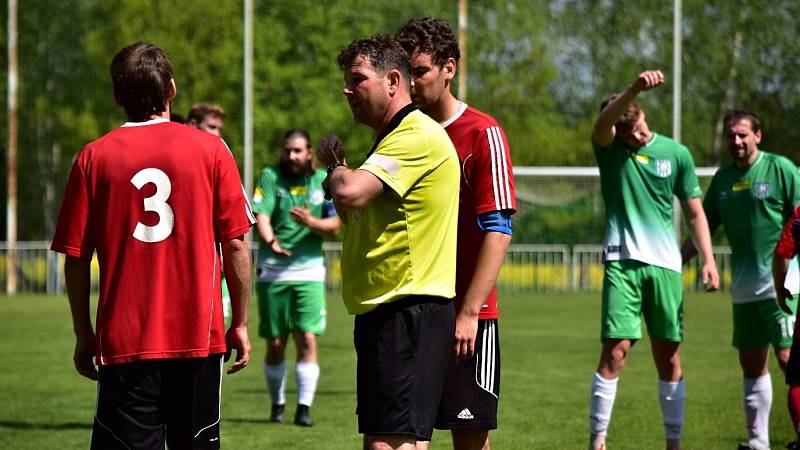 Tatran Rakovník B (v zeleném) nedal šanci Jesenici a vyhrál 6:1. nervy ale ve vedru občas pracovaly.