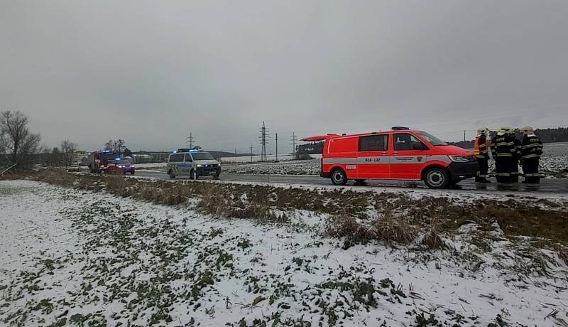 Po srážce vozidla značky Citroën s Renaultem na Rakovnicku jeden řidič zemřel a dva lidé utrpěli vážná poranění.