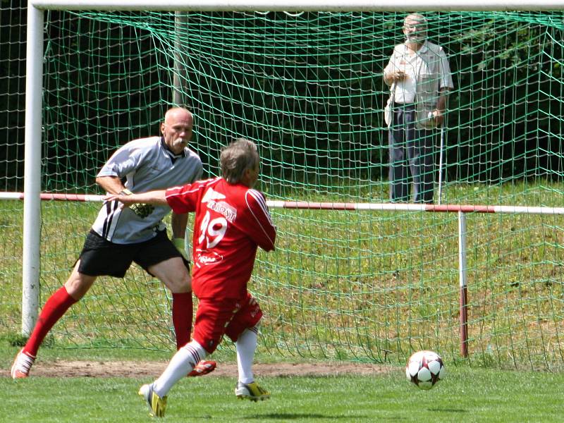 Oslavy 90 let fotbalu v Kolešovicích, stará garda Kolešovic vs. Amfora Praha, 2016