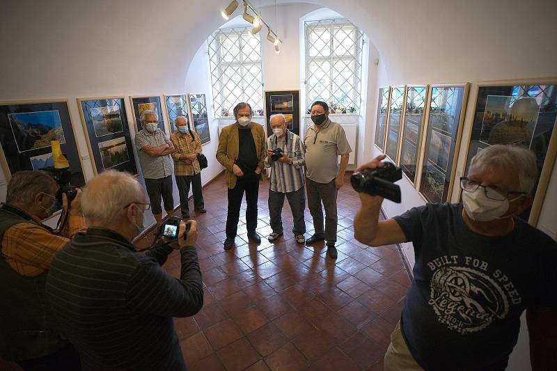 Vernisáž Josefa Chrástky ve výstavní síni rakovnické radnice.