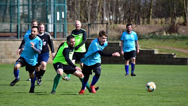 Kněževes (v zelenkavém) přehrála doma po boji Roztoky - po penaltách 2:1.