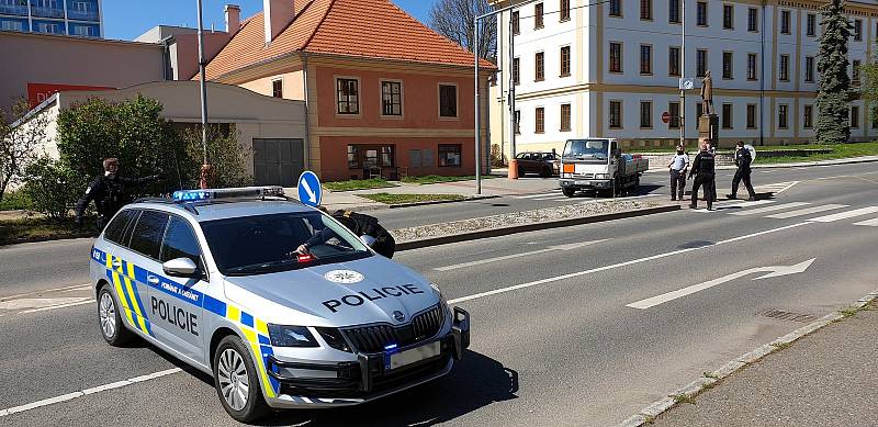 Policejní vyšetřování po varovné střelbě před soudní budovou.