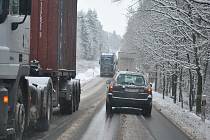 Sněhová nadílka na silnicích na Rakovnicku