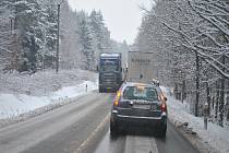 Sněhová nadílka na silnicích na Rakovnicku