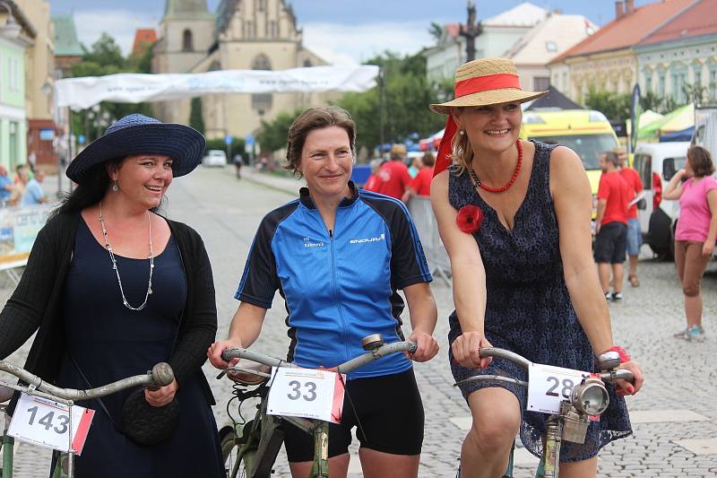 Zleva tři šampionky: Druhá v pořadí Veronika z Rakovníka, Třetí místo Běla rovněž z regionu a první Kateřina ze Slaného na slánském kole Ywes Prim z roku 1937