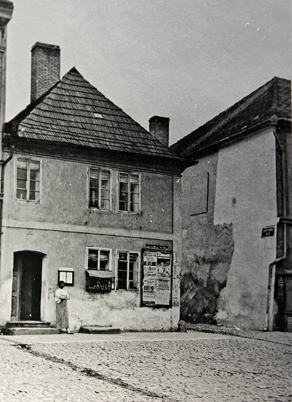 Dům na rohu náměstí a Kamenné ulice, na jehož místě dnes stojí pekárna U Skoupých.