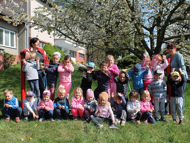 Děti z Mateřské školy Šamotka si přírodní areál školky nemůžou vynachválit.