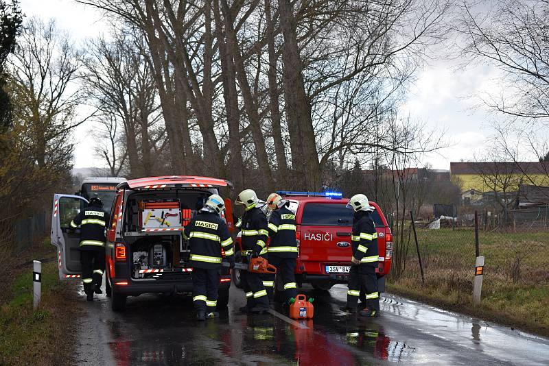 Rakovničtí hasiči v rozmezí několika minut museli odstraňovat dva padlé stromy u Senomat.