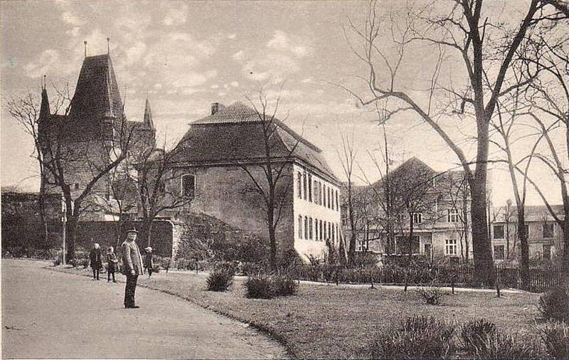 Takto byla jihozápadní část budovy dnešního muzea zachycena v roce 1926. Vpravo můžeme vidět novostavbu Dělnického domu, který byl postaven jen několik let před pořízením snímku.
