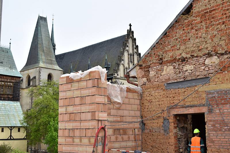 Na výstavbě Víceúčelového studijního a společenského centra v Rakovníku se pracuje již téměř pět měsíců.