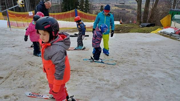 Malí lyžaři z MŠ Průběžná na Monínci.