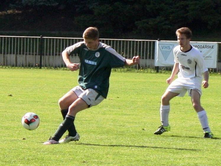 Starší dorost SK Rakovník (v zeleném) potvrdil v KP pozici favorita a Králův Dvůr porazil 3:0. 