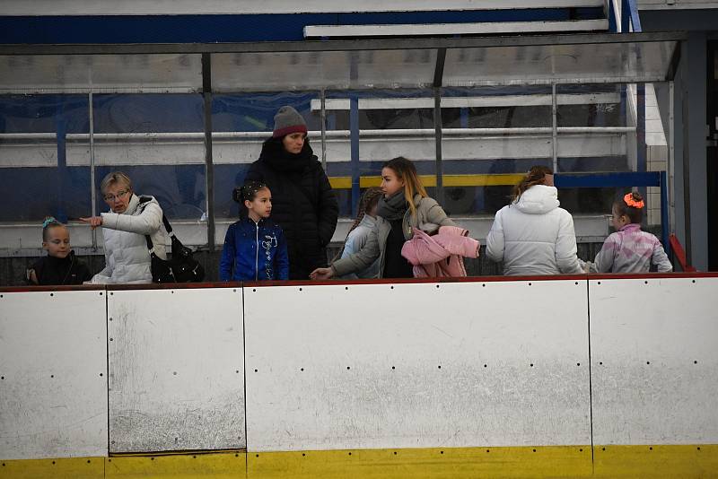 Z krasobruslařských závodů 'Bakalářský pohár' na zimním stadionu v Rakovníku.