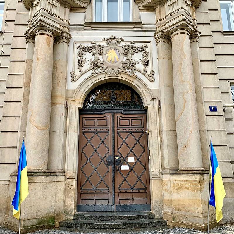 Praporce se symbolem státní vlajky Ukrajiny u budovy Krajského úřadu Středočeského kraje.