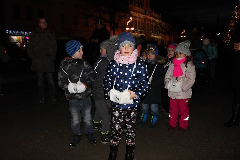 Světly svíček se letos při Adventním svícení Rakovník rozsvítil už popáté v řadě.