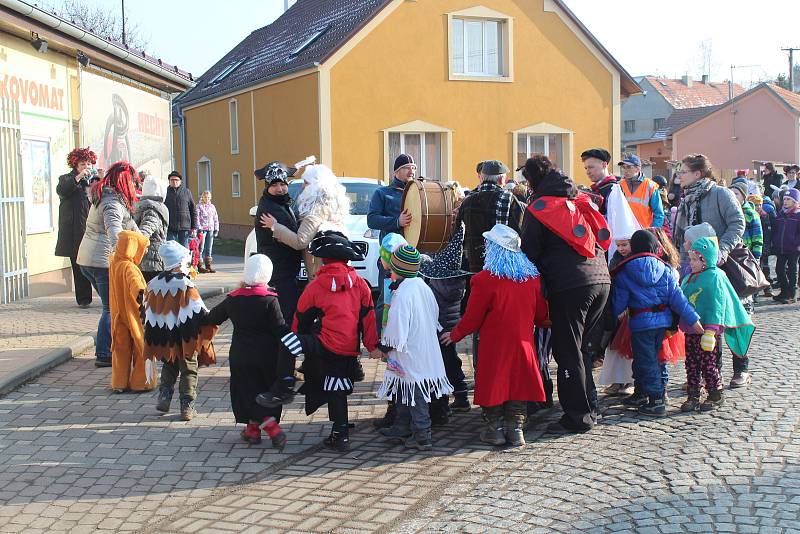 Lužnou prošly nejrůznější masky. Do rytmu jim cestou hrála hudební kapela v podání místních občanů.