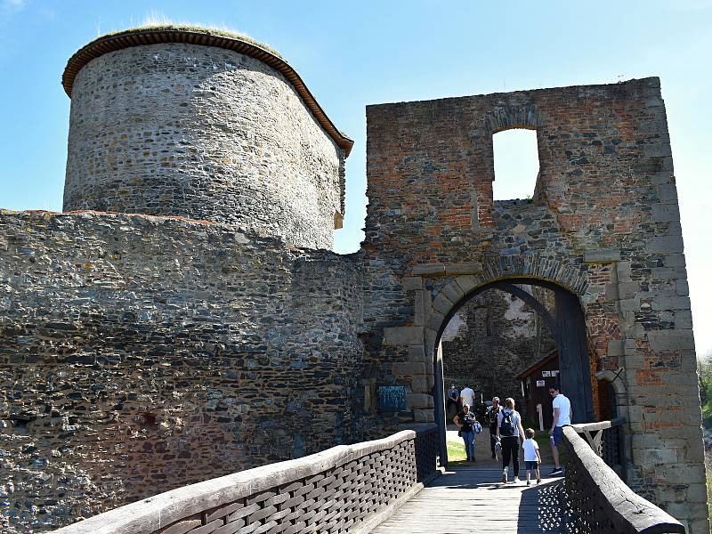 Krásné počasí přilákalo na Krakovec stovky turistů.