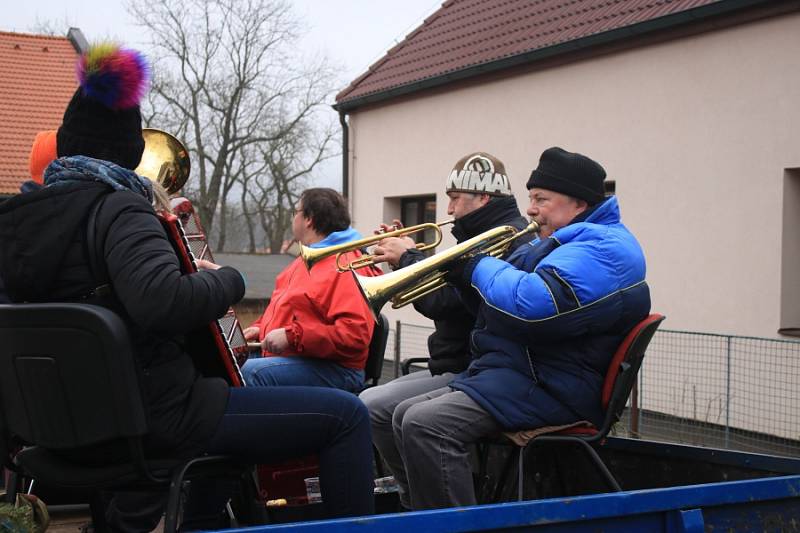 Krušovicemi prošel v sobotu 17. února masopustní průvod, který pořádali jako každý rok dobrovolní hasiči.