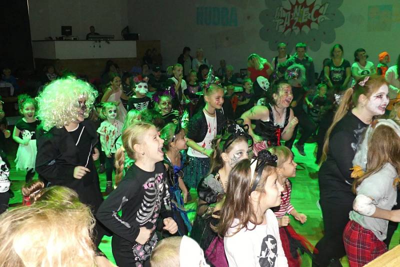 Dům osvěty v Rakovníku hostil Strašidelný karneval s Honzou Ladrou a Myšákem Edou.