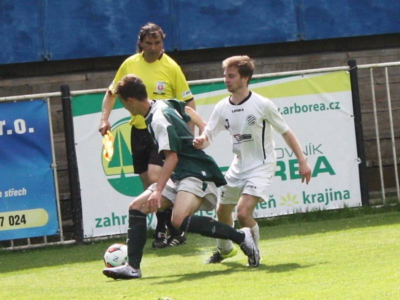 Starší dorost SK Rakovník (v zeleném) potvrdil v KP pozici favorita a Králův Dvůr porazil 3:0. 
