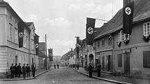 Hermann Göring Strasse, dnes Plzeňská silnice v roce 1938, kdy bylo město již součástí Sudet.