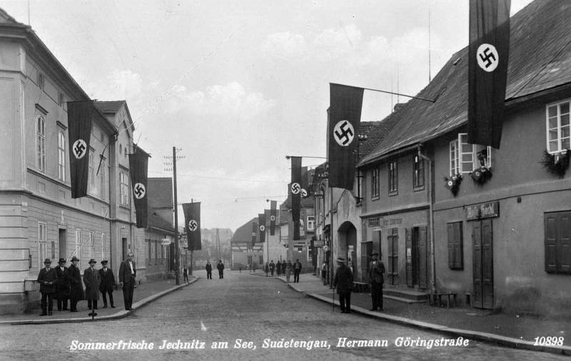 Hermann Göring Strasse, dnes Plzeňská silnice v roce 1938, kdy bylo město již součástí Sudet.