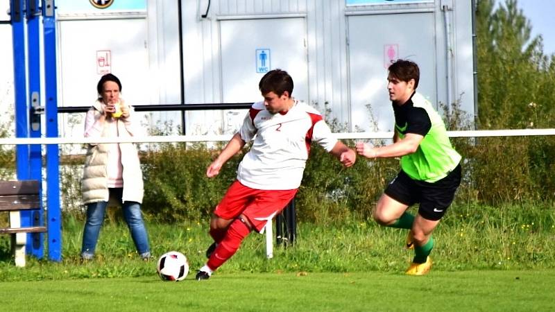 Okresní přebor: nováček Pavlíkov (v bílém) nepotvrdil roli favorita a Kněževes si veze z jeho hřiště výhru 1:0.