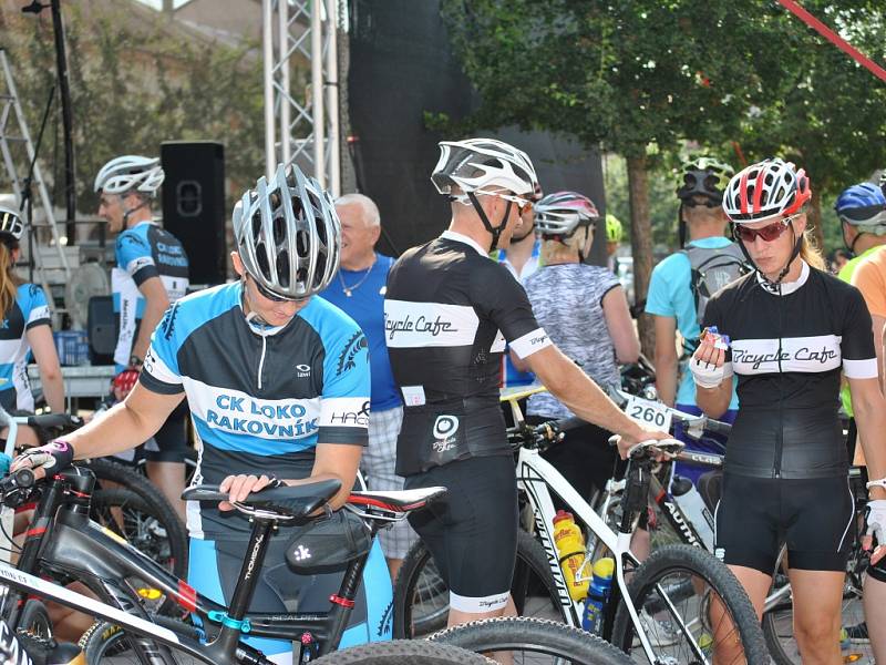 Orientační závod dvojic před startem na Husově náměstí - Rakovnické cyklování 2015