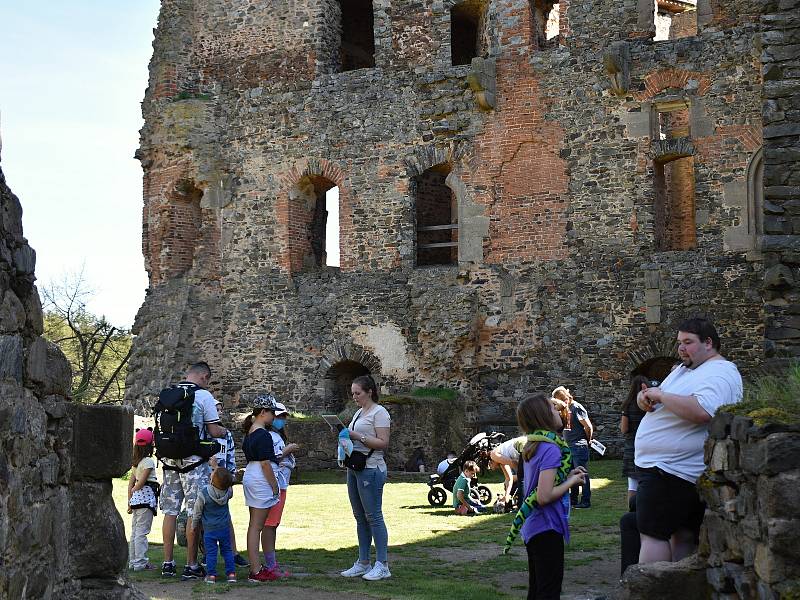 Krásné počasí přilákalo na Krakovec stovky turistů.