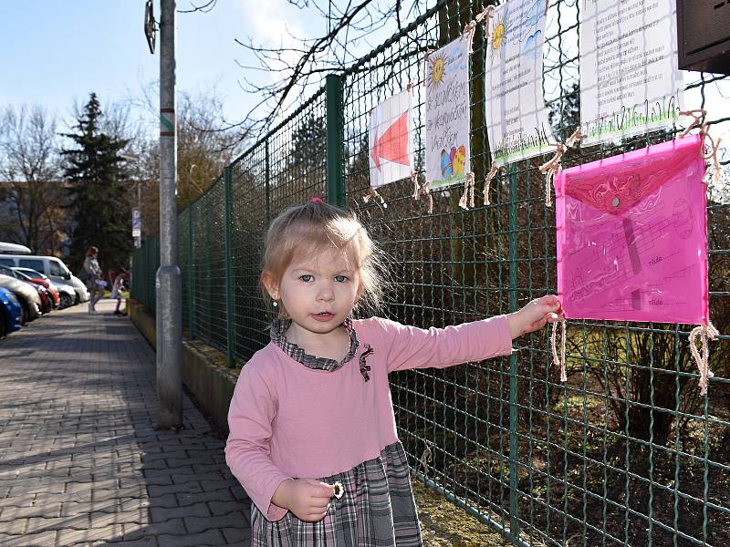 Teplé jarní počasí vylákalo v úterý 30. března 2021 ven spoustu dětí i dospělých.