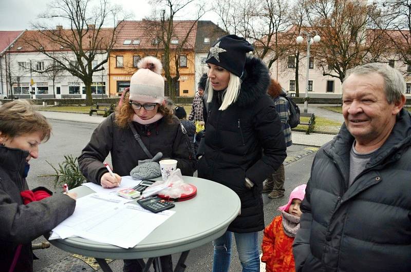 Soutěž v hodu vánočním stromkem v Novém Strašecí.