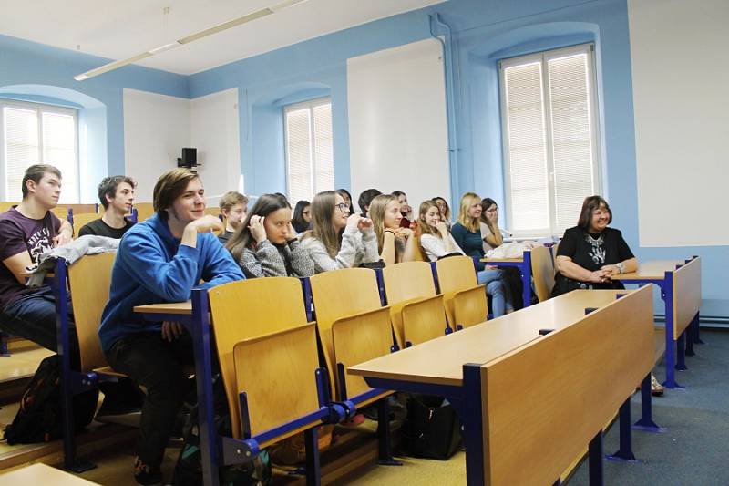 Hodiny moderní chemie v rakovnickém gymnáziu byly na téma forenzní analýza.