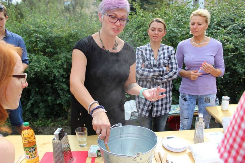 Levné a snadno dostupné ingredience, jednoduchý postup a radost z vlastní tvorby. To všechno navíc s ohledem na přírodu. Právě takový byl sobotní workshop o ekologických prostředních do domácnosti.