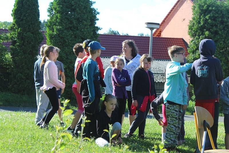 Žáci si vyzkoušeli ošetření ran, prohlédli si hasičský vůz, nebo zhlédli protiteroristický film.