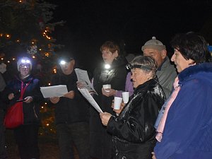 Česko zpívalo koledy také v Pavlíkově u vánočního stromku.