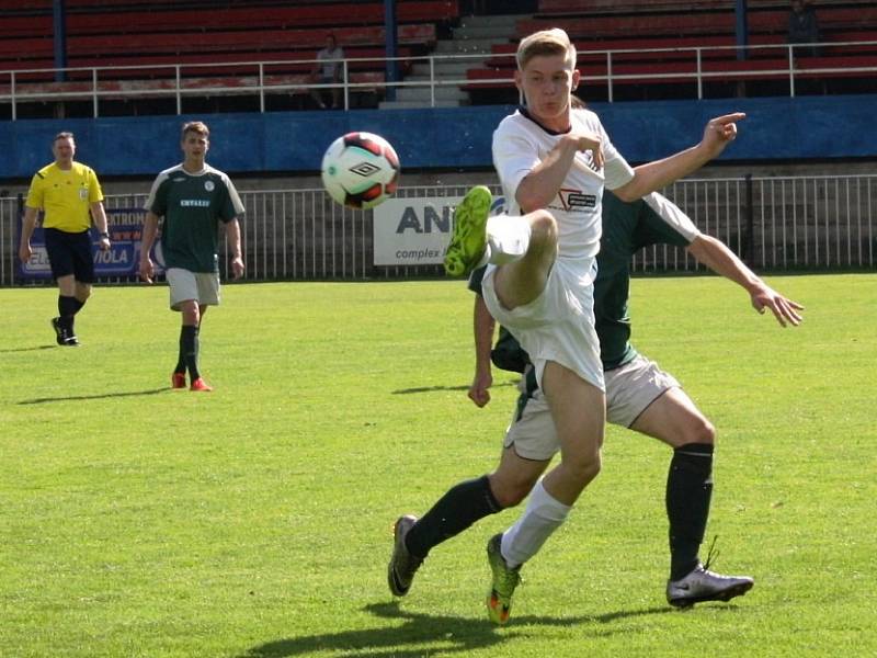 Starší dorost SK Rakovník (v zeleném) potvrdil v KP pozici favorita a Králův Dvůr porazil 3:0. 