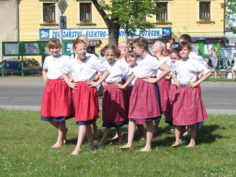 Žáci a učitelé ZUŠ Nové Strašecí připravili v rámci celostátní akce ZUŠ OPEN pro diváky program na Komenského náměstí.