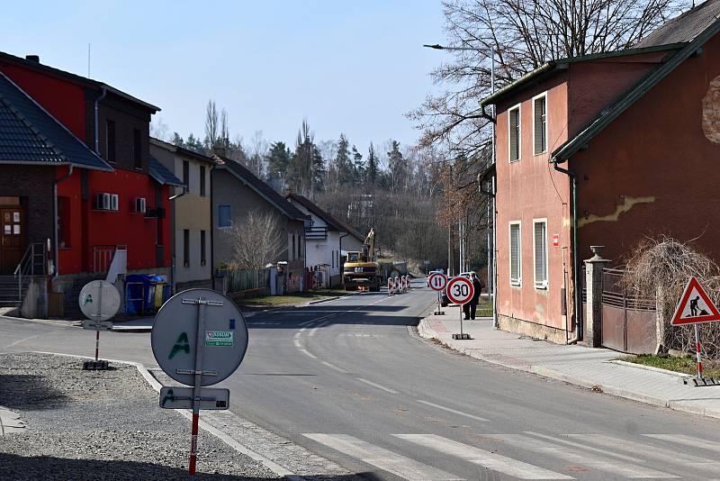 Z luženské tepny mizí "kočíčí hlavy", které k obci desítky let neodmyslitelně patřily. Opravena bude silnice i chodníky.