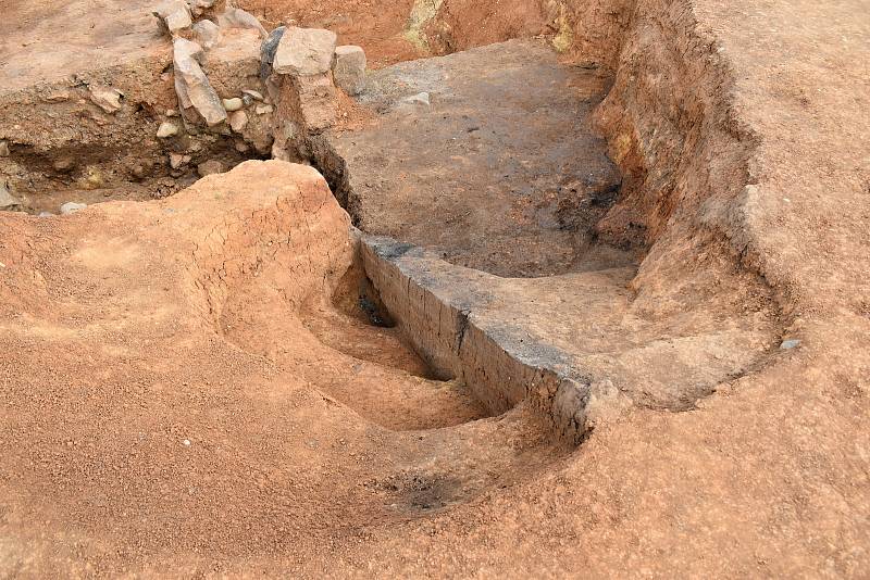 Archeologický výzkum u Nesuchyně se chýlí ke konci. Jedním z posledních nálezů je zaniklý zájezdní středověký hostinec.