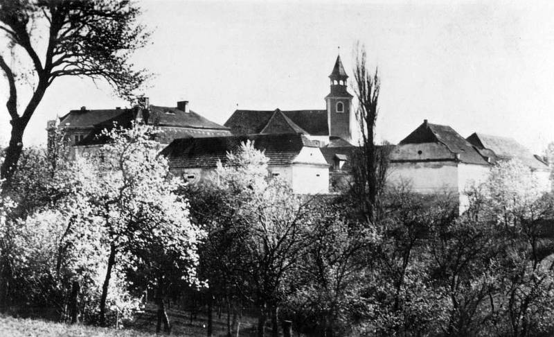 Pohled na kostel s okolními domy před sto dvaceti lety.