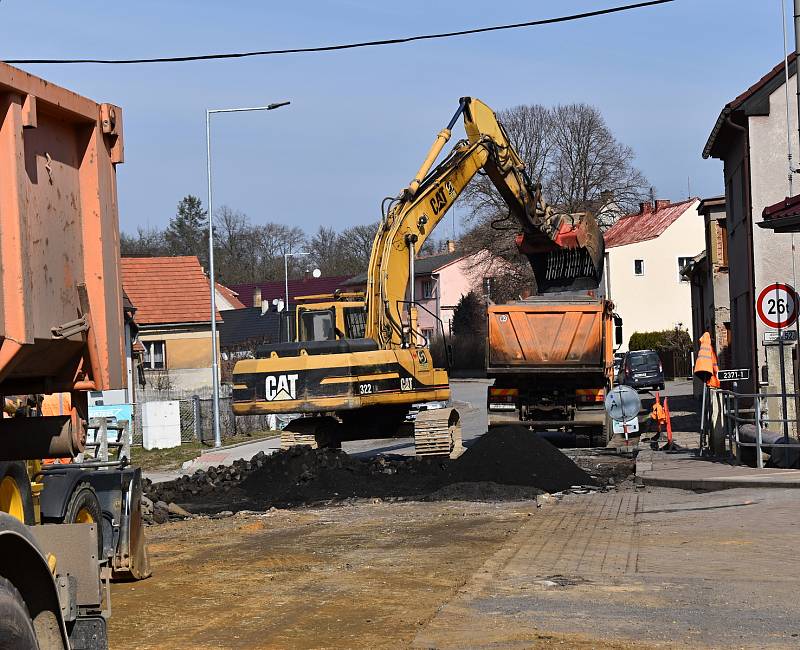 Z luženské tepny mizí "kočíčí hlavy", které k obci desítky let neodmyslitelně patřily. Opravena bude silnice i chodníky.