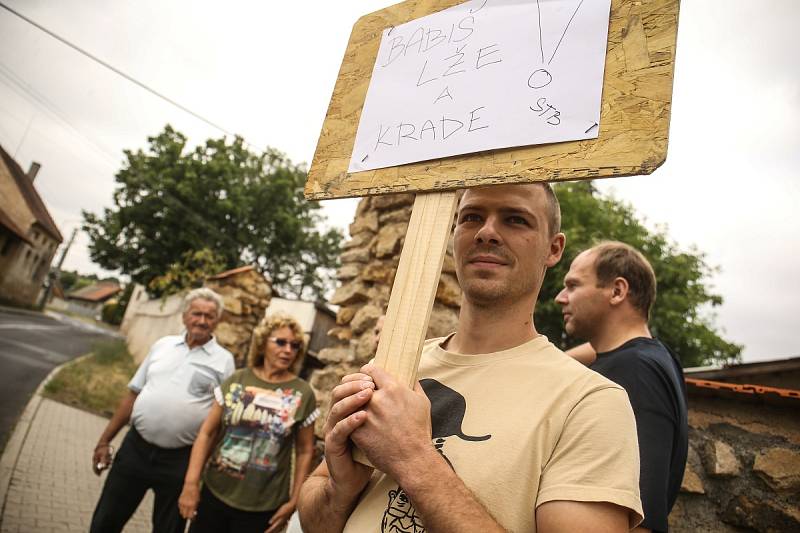 Předseda vlády České republiky Andrej Babiš a ministři životního prostředí, zemědělství a dopravy navštívili ve středu 17. července Rakovnicko, aby se seznámili s opatřeními pro zmírnění dopadů sucha.