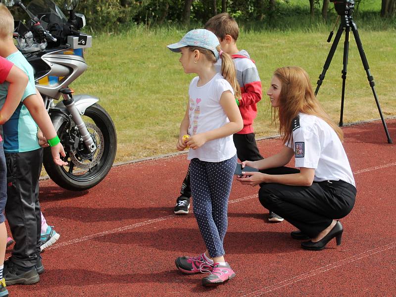 Na 3. ZŠ v Rakovníku se uskutečnil Den se záchranáři. Do projektu se zapojilo 450 dětí.